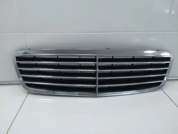 Mercedes-Benz C AMG W203 (2000 - 2007) A2038800183 Передняя решетка — фото 1