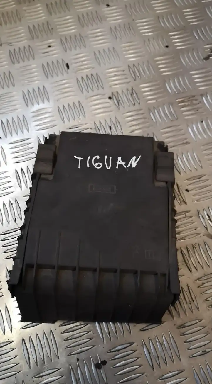 Volkswagen Tiguan (2007 - 2011) Крышка ящика предохранителей — фото 1