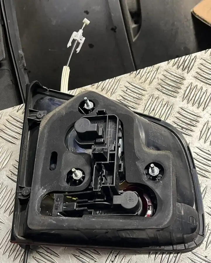 Volkswagen Touareg I (2002 - 2010) Задний фонарь в крышке багажника — фото 2