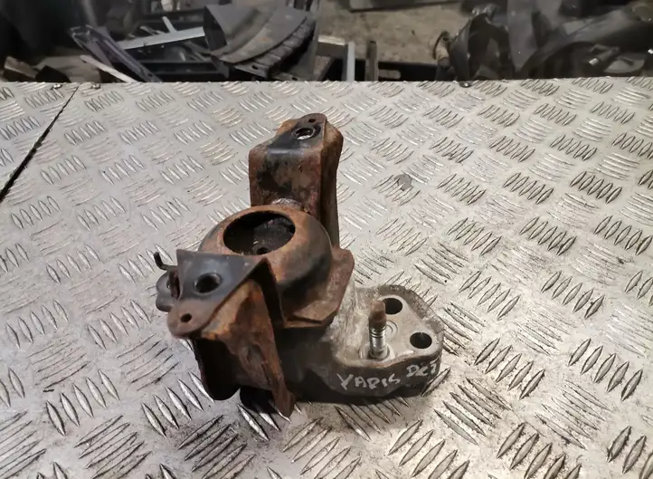 Toyota Yaris (1999 - 2003) Подушка КПП — фото 1