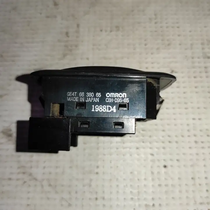 Mazda 626 (1999 - 2002) GE4T6638065 Блок кнопок стеклоподъемников — фото 3