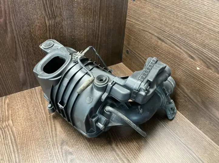 Volkswagen Caddy (2004 - 2010) 1K0129607C Корпус воздушного фильтра — фото 4