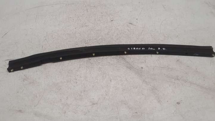 Volkswagen Scirocco (2008 - 2014)  1K8837718A Уплотнительная резина передней двери (на дверях)
