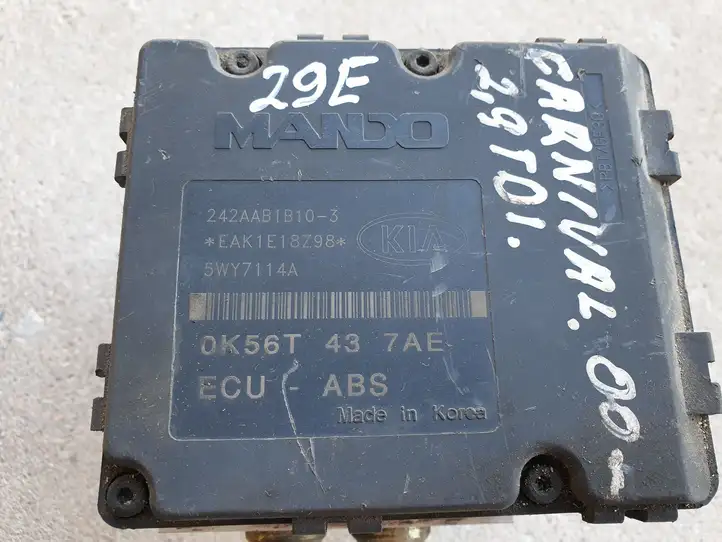 Kia Carnival (1997 - 2002) 0K56T437AE ABS блок — фото 1