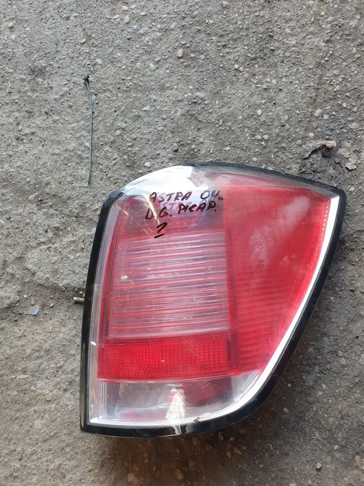 Opel Astra H (2004 - 2009) Задний фонарь в кузове — фото 1