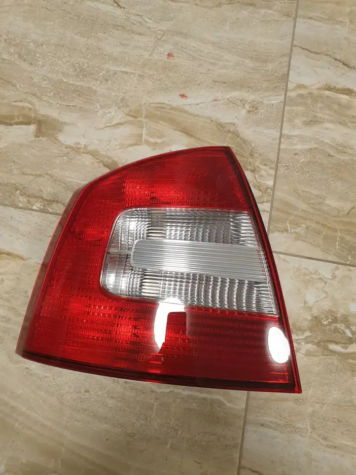 Skoda Octavia Mk2 (1Z) (2004 - 2013) 1Z5945095B Задний фонарь в кузове — фото 1