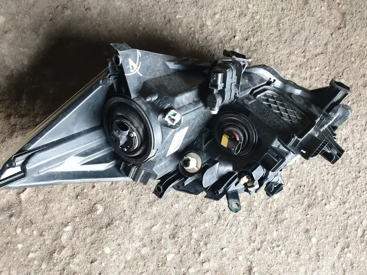 Toyota Auris 150 (2006 - 2012) 8111002470 Передняя фара — фото 6