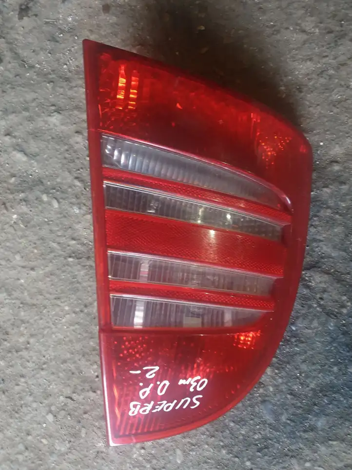 Skoda Superb B5 (3U) (2001 - 2008) Задний фонарь в кузове — фото 2