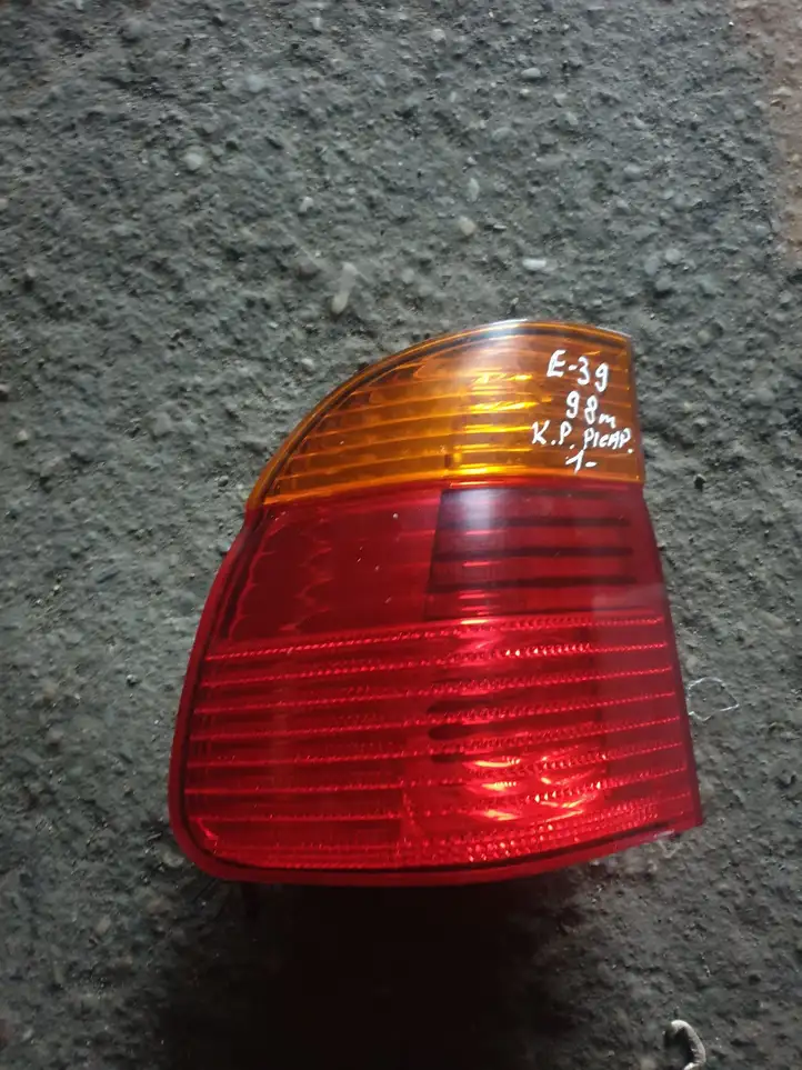 BMW 5 E39 (1996 - 2003) Задний фонарь в кузове — фото 1