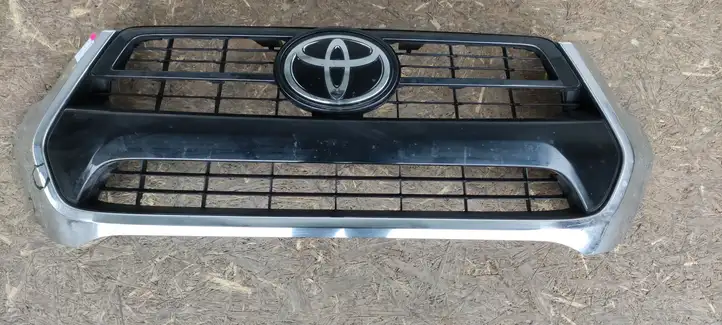 Toyota Hilux (AN120, AN130) (2020 - ) 531000KK00 Верхняя решетка радиатора — фото 1