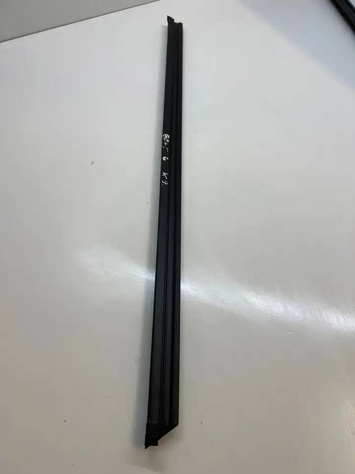 Volkswagen Golf VI (2009 - 2013) 5K6839479 Накладка стекла задней двери — фото 1