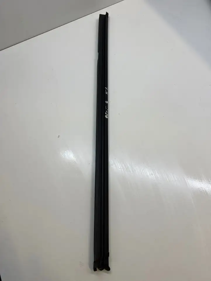 Volkswagen Golf VI (2009 - 2013) 5K6839479 Накладка стекла задней двери — фото 2