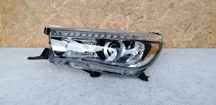 Toyota Hilux (AN120, AN130) (2015 - 2017) Передняя фара — фото 1