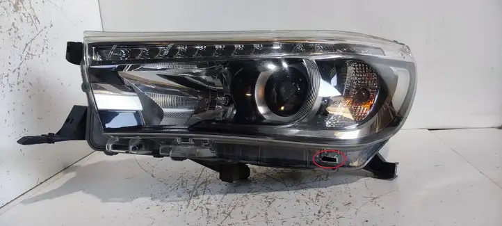 Toyota Hilux (AN120, AN130) (2015 - 2017) Передняя фара — фото 1