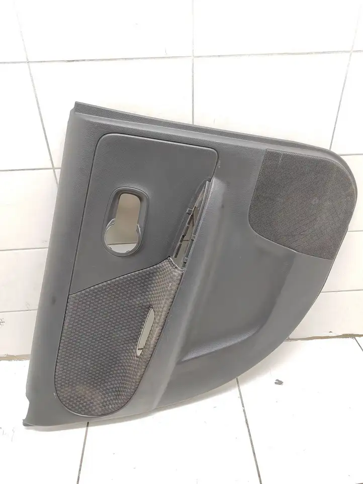 Nissan Note (E11) (2006 - 2014) 829239u000 Обшивка задней двери — фото 1