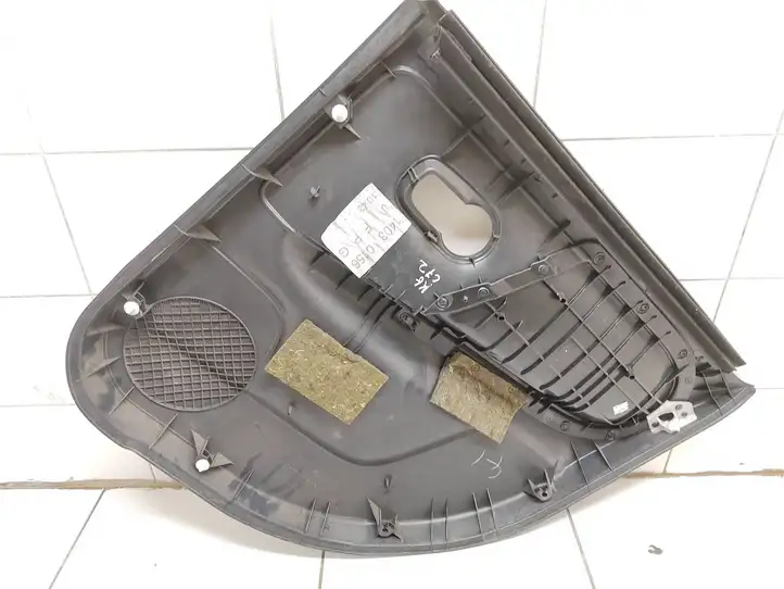 Nissan Note (E11) (2006 - 2014) 829239u000 Обшивка задней двери — фото 5