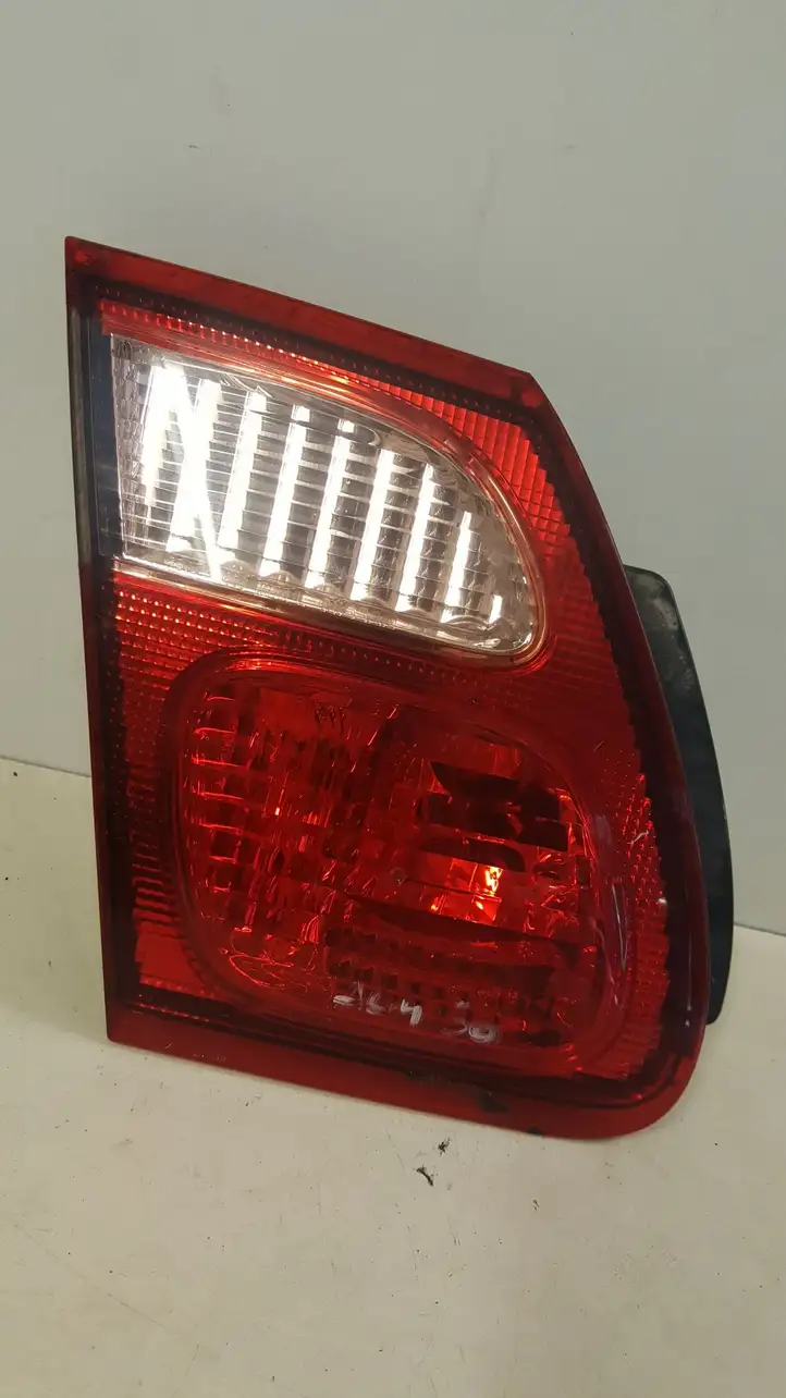 Nissan Almera N16 (2000 - 2010) Задний фонарь в крышке багажника — фото 1