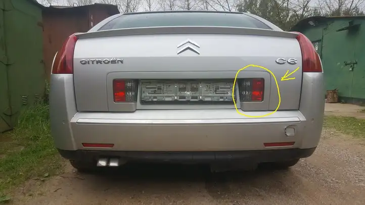 Citroen C6 (2005 - 2012) Задний фонарь в крышке багажника — фото 1