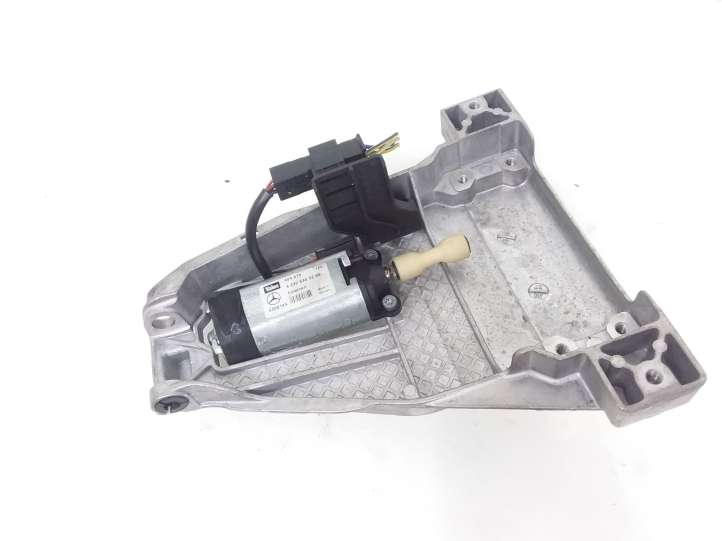 Mercedes-Benz C W203 (2000 - 2007)  A2205400288 Электрический двигатель регулировки положения руля