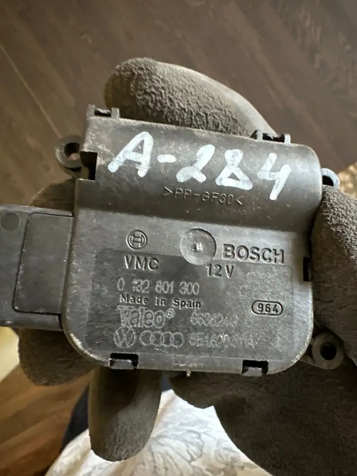 Audi A4 S4 B6 8E 8H (2000 - 2006) 0132801300 Двигатель задвижки потока воздуха — фото 2