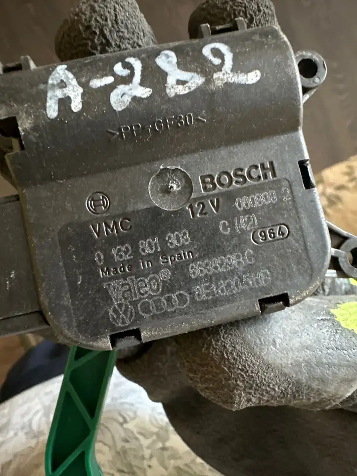 Audi A4 S4 B6 8E 8H (2000 - 2006) 0132801303 Двигатель задвижки потока воздуха — фото 2