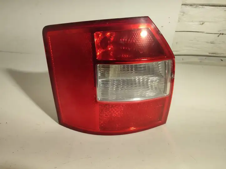 Audi A4 (2000 - 2006)  8E9945257 Держатель крышки лампы заднего фонаря