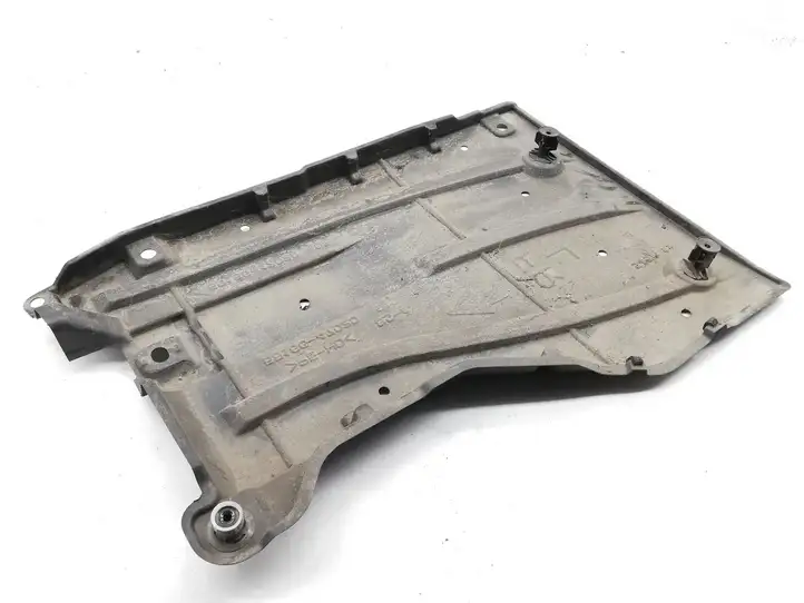 Toyota Auris 150 (2006 - 2012) 5816647020 Защита топливного бака — фото 4