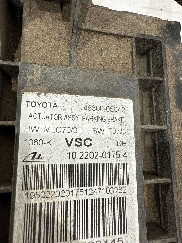 Toyota Avensis T270 4630005042 Блок управления стояночным тормозом — фото 8