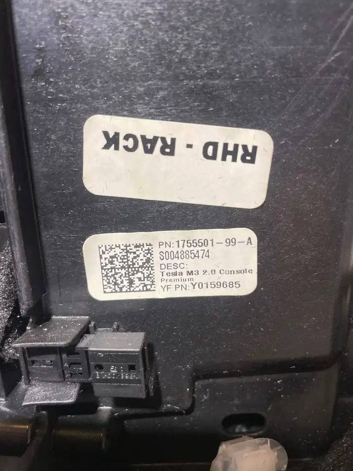 Tesla Model 3 (2017 - 2023) 175550199a Модуль беспроводной зарядки — фото 2