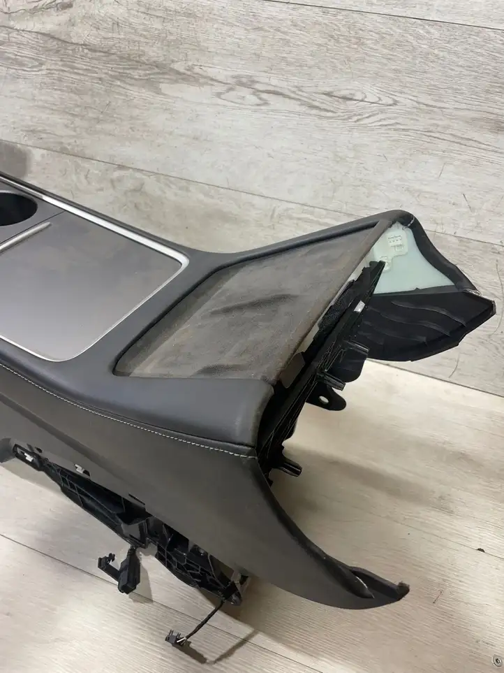 Tesla Model 3 (2017 - 2023) 175550199a Модуль беспроводной зарядки — фото 3