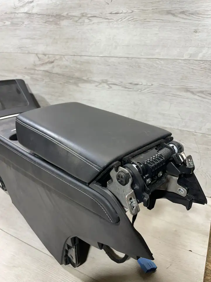 Tesla Model 3 (2017 - 2023) 175550199a Модуль беспроводной зарядки — фото 10