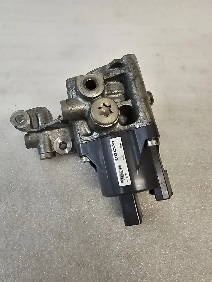 Volvo XC90 (2019 - ) 191000041 Прочие детали моторного отсека — фото 1