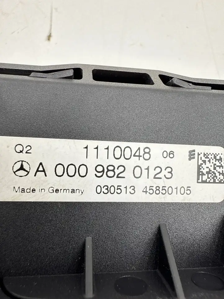 Mercedes-Benz GL X166 (2013 - 2019) A0009820123 Реле защиты аккумулятора — фото 4
