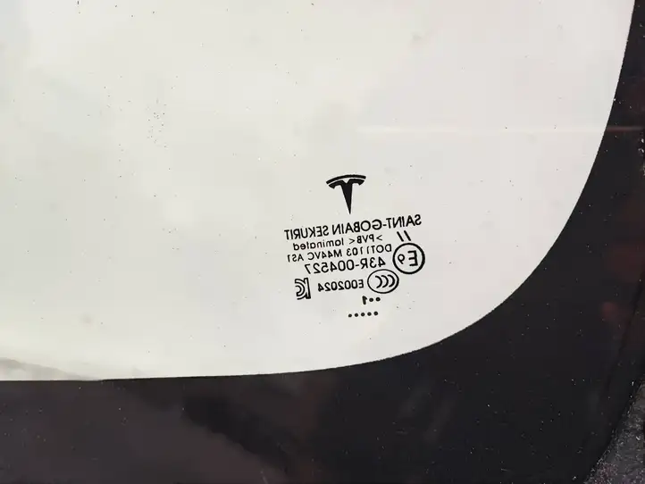 Tesla Model 3 (2017 - 2023) 146627000C Переднее стекло — фото 7