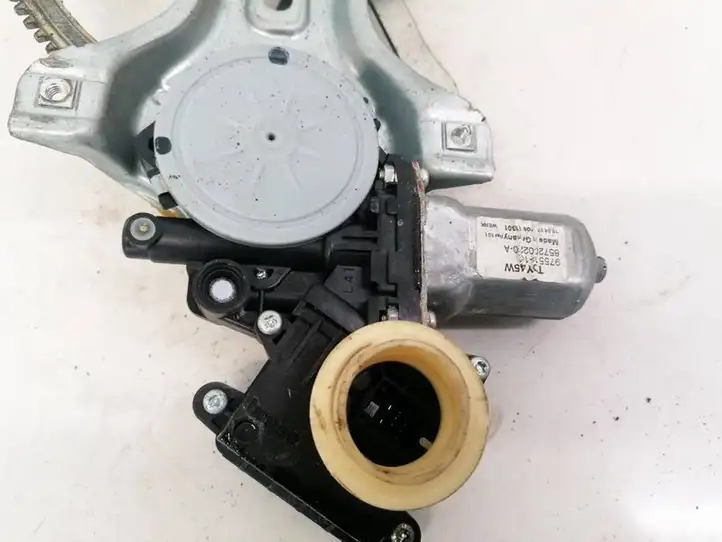 Toyota Auris 150 (2006 - 2012) 8570202020 Стеклоподъемник задней двери — фото 1