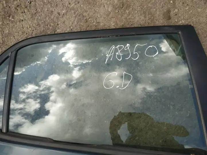 Toyota Auris 150 (2006 - 2012) Стекло задней двери — фото 1