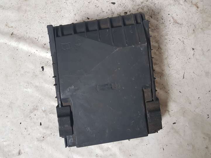 Volkswagen PASSAT B6 (2005 - 2010)  1K0937132 Крышка ящика аккумулятора