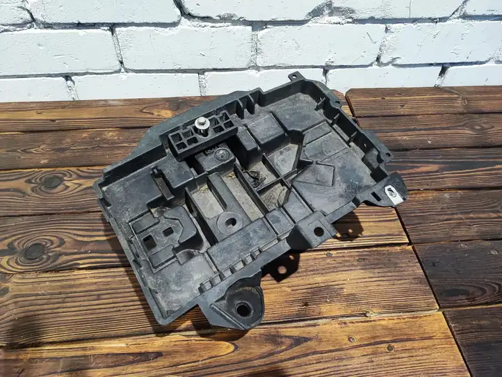 Jeep Cherokee (2013 - 2017) 68186053AC Площадка аккумулятора — фото 1