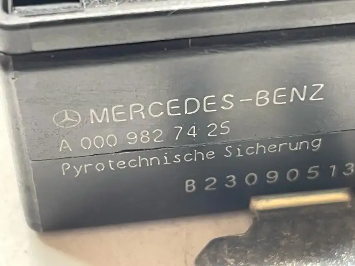 Mercedes-Benz A W177 (2018 - ) A0009827425 Реле защиты аккумулятора — фото 2