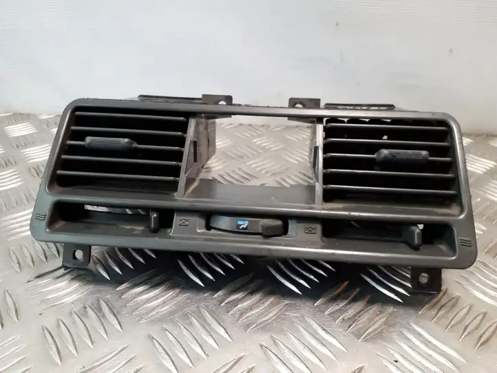 Mitsubishi Pajero (1999 - 2003) MB652170 Центральный воздушный дефлектор — фото 1