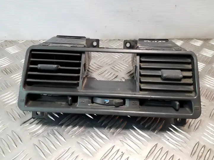 Mitsubishi Pajero (1999 - 2003) MB652170 Центральный воздушный дефлектор — фото 2