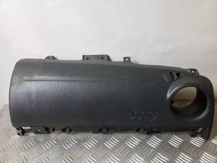 Jeep Cherokee (2001 - 2007) Заглушка airbag — фото 1