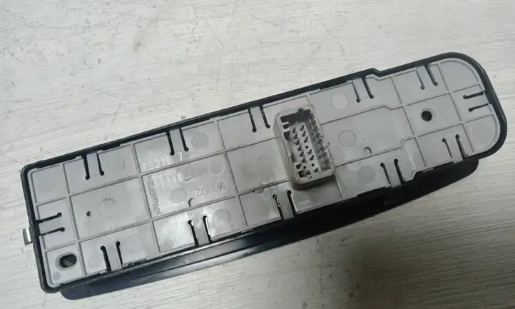 Renault Megane III (2009 - 2016) 809610006R Блок кнопок стеклоподъемников — фото 4