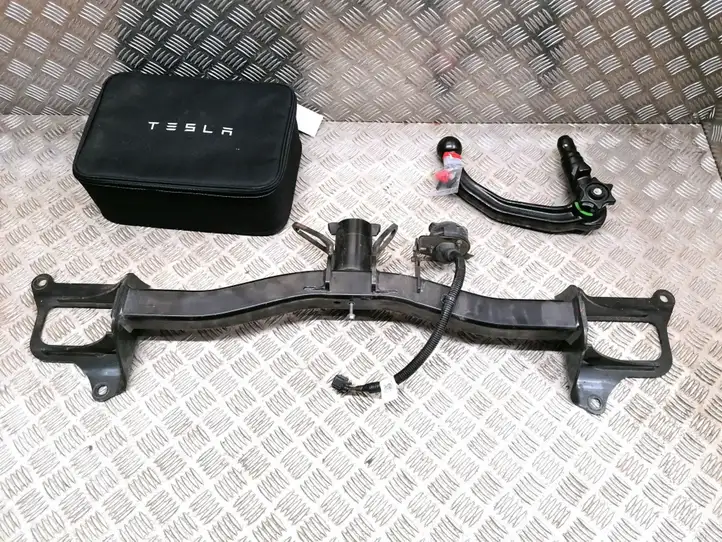 Tesla Model 3 (2017 - 2023) 1137916-00-B Комплект буксировочного крюка — фото 1