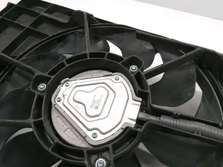 Tesla Model 3 (2017 - 2023) 1077081-00-C Дифузор радиатора — фото 2