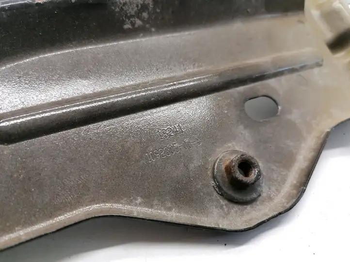 Tesla Model 3 (2017 - 2023) 1092305-00-B Крепление крыла — фото 3