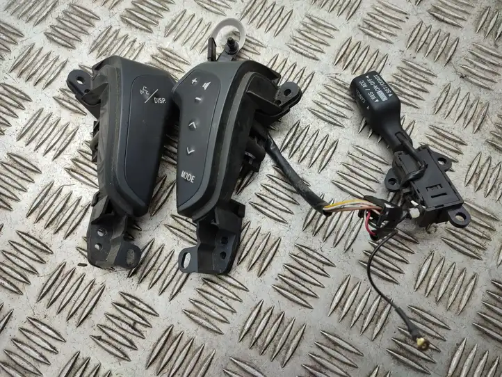Toyota Avensis T250 (2003 - 2006) Кнопки на рулевом колесе — фото 1