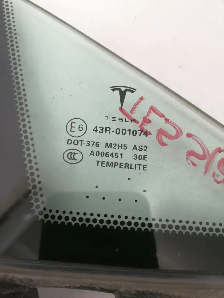 Tesla Model S (2012 - 2016) 43R001074 Форточка двери — фото 2