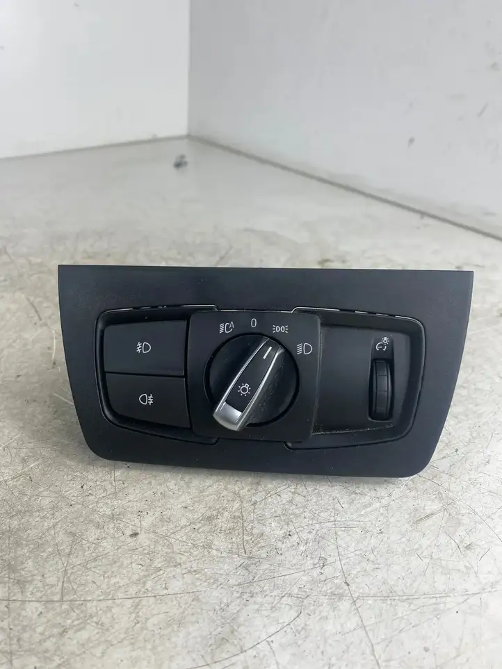 BMW 3 F30 F35 F31 (2012 - 2018) 6847512 Включатель фонарей — фото 1