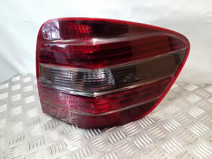 Mercedes-Benz ML W164 (2005 - 2011) A1648202264 Задний фонарь в кузове — фото 2